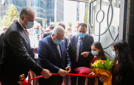 الرئيس خلال قص شريط افتتاح المقر المؤقت لوكالة "وفا" (تصوير: حذيفة سرور/ وفا)